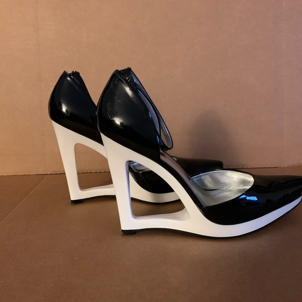 Black & White Wedge
